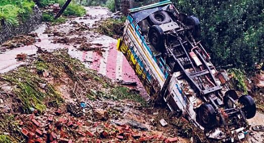 हिमाचलप्रदेश- Cloud Burst: बादल फटने से हुई तबाही में अब तक 19 लोगों की मौत,56 लोग अभी भी  लापता, 370 को सुरक्षित बचाया