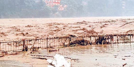 Himachal Cloud Burst: आधी रात को बरसी आफत..सैलाब सब कुछ बहा ले गया, अब आंसुओं की बाढ़