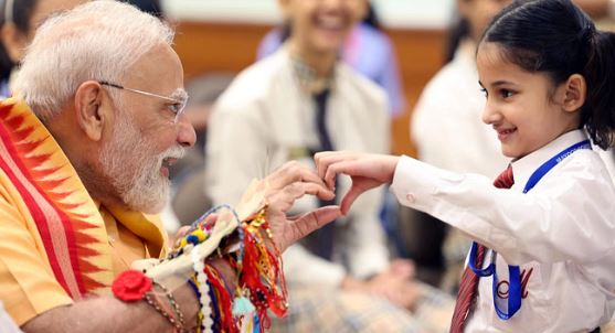रक्षाबंधन 2025: PM मोदी ने खास अंदाज में मनाया रक्षाबंधन, ब्रह्माकुमारी दीदी और छोटी-छोटी बहनों से बंधवाई राखी