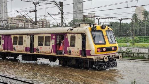 बारिश से हालात बदतर:- 24 घंटे में 6 लोगों की मौत, हार्बर लाइन पर लोकल ट्रेन सेवाएं 15 घंटे बाद बहाल