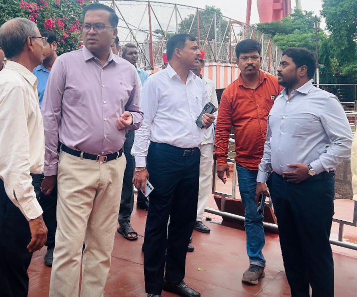 District Magistrate Dharmendra Pratap Singh on Thursday conducted a surprise inspection of the flood affected area and relief camps located at Primary School Salarpur