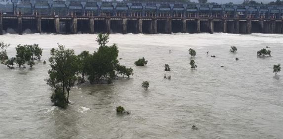 Punjab में बाढ़ से महाविनाश: पठानकोट में पहाड़ दरके,सेना ने लुधियाना में संभाला मोर्चा, बाढ़ से अब तक 43 की मौत