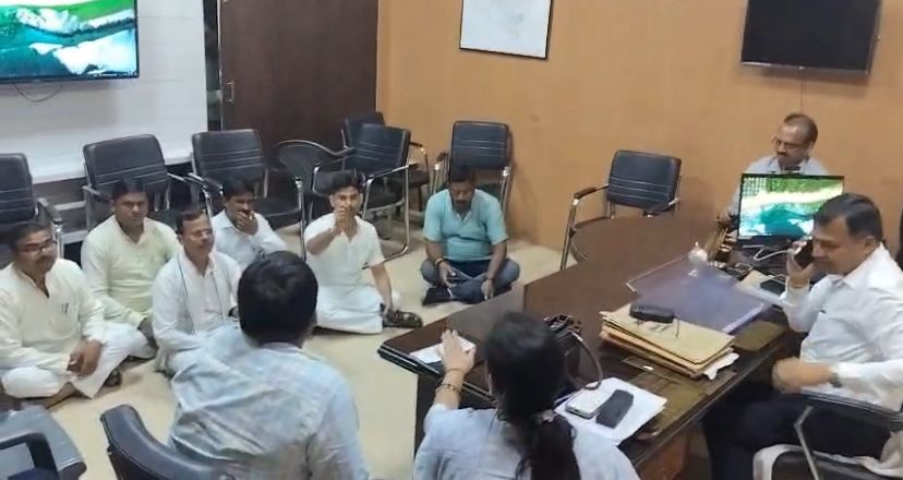 42 Counsellors protest in municipal commissioner office
