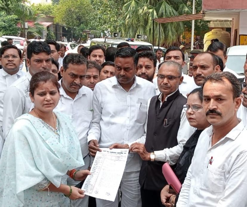 Shahjahanpur । Advocates associated Central Bar Association protest against the Banaras accident