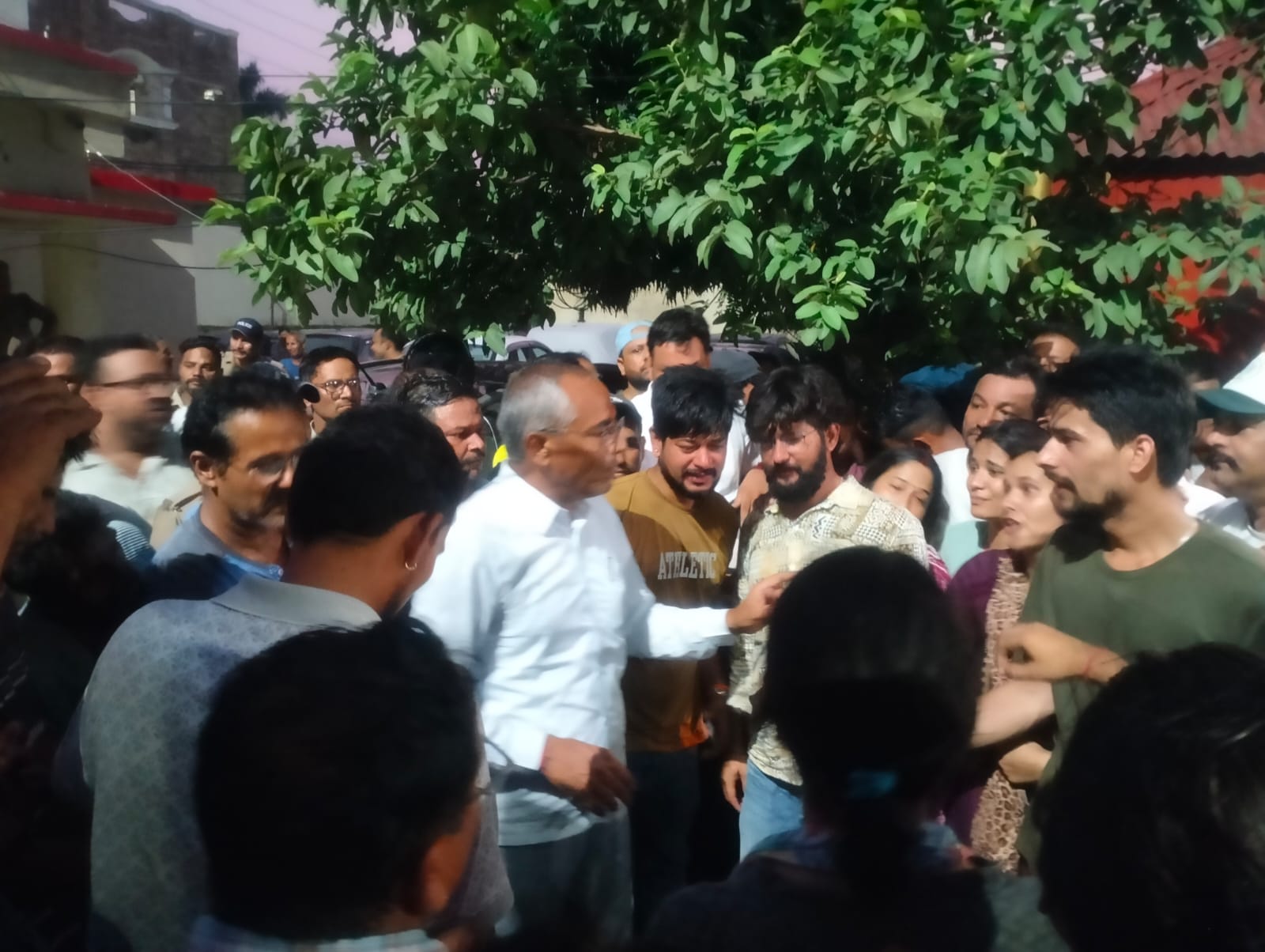 महेश जोशी- सुसाइड केस लालकुआं: DM-SDM तो बाद की बात है, हमें तो…?- ग्रामीण, बेबस नजर आए क्षेत्रीय विधायक