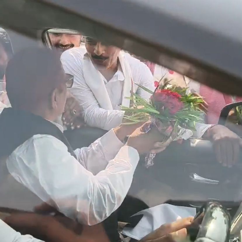 Grand Welcome for Azam Khan by SP Workers in Shahjahanpur