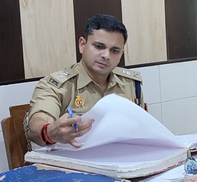 SP Ashok Kumar Meena Conducts Surprise Inspection at Sandila Police Station