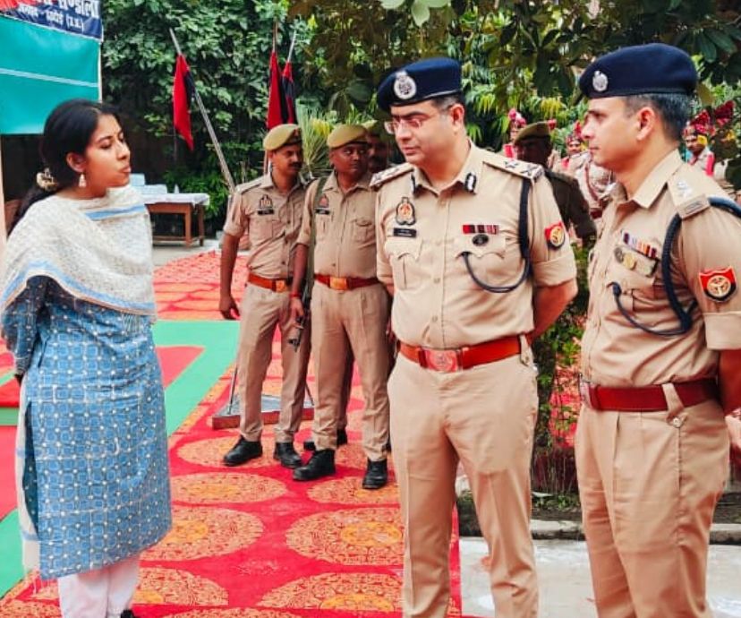 Hardoi Inspector General( I G) of Lucknow Range Tarun gauba.Along with the superintendent of police, Ashok Kumar Meena conducted a surprise  inspection at sandila Station on Saturday.