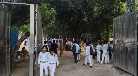 Delhi Schools: दिल्ली में कई स्कूलों को मिली बम से उड़ाने की धमकी, मौके पर पुलिस