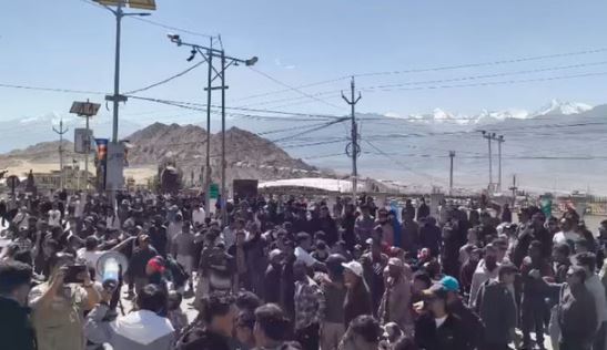 पूर्ण राज्य की मांग को लेकर शांतिपूर्ण प्रदर्शन हुआ हिंसक, पथराव-आगजनी के बाद लाठीचार्ज