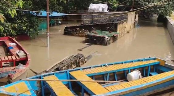 दिल्ली: निगम बोध घाट और ओल्ड उस्मानपुर में यमुना का पानी घुसा, वासुदेव घाट डूबा, जलस्तर 207 मीटर के ऊपर