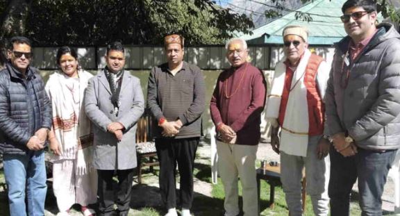 भगवान बदरी विशाल के दर्शन को पहुंचे PM मोदी के भाई पंकज मोदी, मंदिर समिति ने किया स्वागत