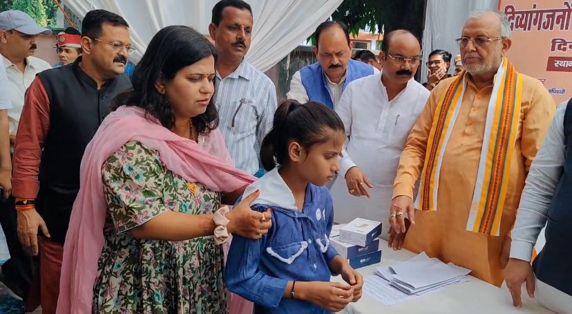 Shahjahanpur ।Parliamentary Affairs Minster Suresh Khanna distributes supportive equipment for persons