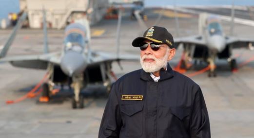 पीएम मोदी का दिवाली उत्सव- विक्रांत पर लड़ाकू विमानों को उड़ान भरते देखा,सुने देशभक्ति के गीत 