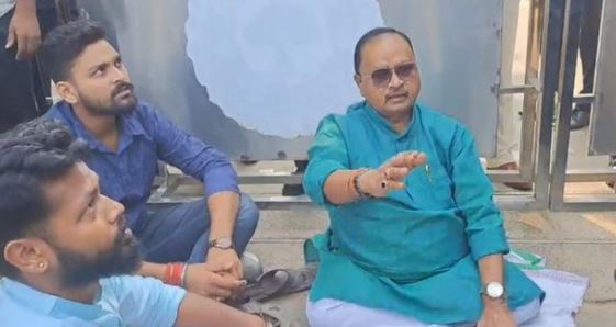 Bihar: CM हाउस के बाहर धरने पर बैठे जदयू विधायक गोपाल मंडल, बोले-टिकट लिए बिना नहीं जाऊंगा