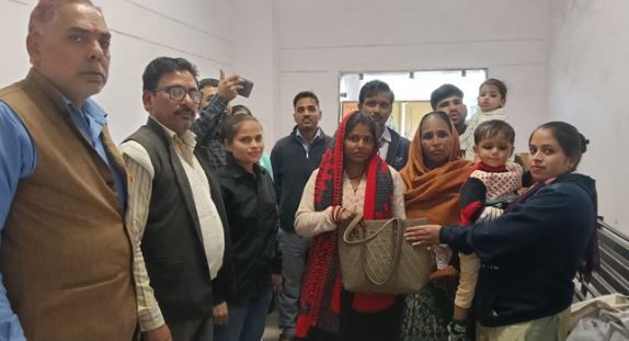 शाहजहांपुर- ईमानदारी हो तो ऐसी: बस में छूटे 4 लाख रुपये के गहने, परिचालक ने आधार कार्ड के जरिए महिला को खोजकर सौंपे