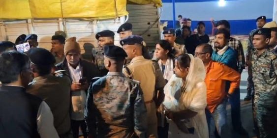 Bihar: सासाराम में स्ट्रांग रूम पर हंगामा, मतगणना स्थल में ट्रक घुसने से मची अफरातफरी, जांच शुरू