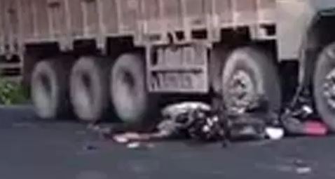 हादसा – पालघर में सड़क पर बने गड्ढे में गिरी स्कूटी, शख्स को ट्रक ने रौंदा, लोगों ने फूंका वाहन