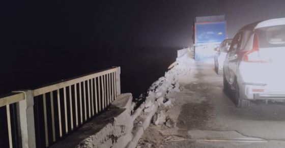 शाहजहांपुर: पुल की रेलिंग तोड़कर रामगंगा में गिरा चारपहिया वाहन, पानी में डूबने की आशंका, तलाश जारी