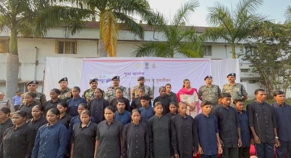 नारायणपुर में 28 नक्सलियों ने किया सरेंडर, 22 माओवादियों पर था कुल 89 लाख रुपये का इनाम