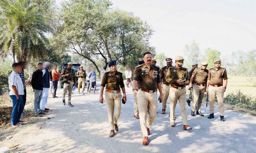 शाहजहांपुर- गलत शॉर्टकट रास्ता टूरिस्ट बस को ले गया खंती में,यात्रियों को मामूली चोटें