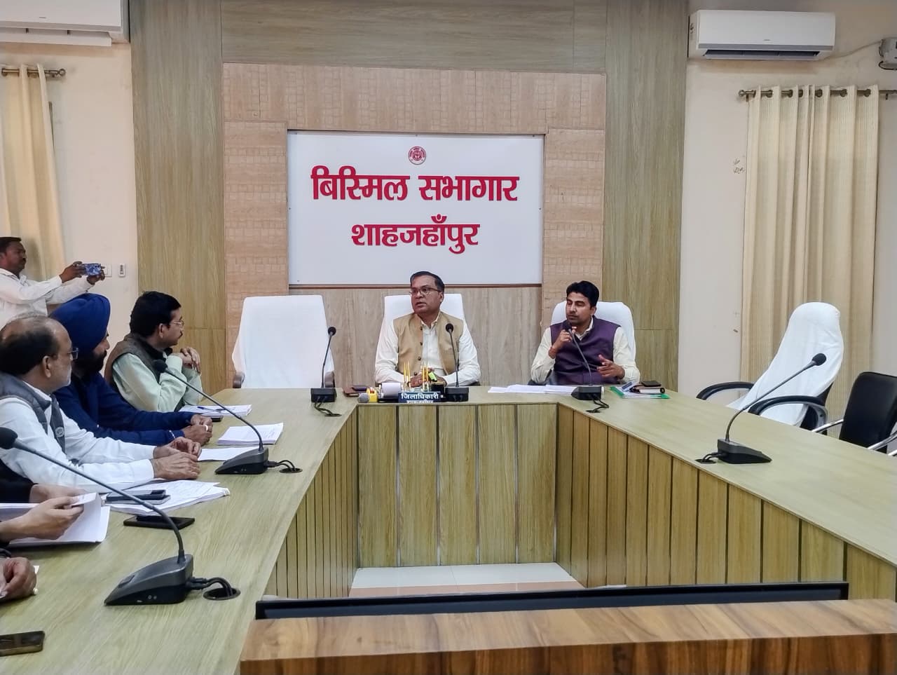 शाहजहांपुर- डीएम की अध्यक्षता में विधानसभा निर्वाचन क्षेत्रों की निर्वाचक नामावलियों का विशेष प्रगाढ़ पुनरीक्षण के (ASD) वोटर्स के संबंध में मान्यता प्राप्त राजनैतिक दलों के साथ बैठक संपन्न