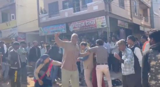 सतवास में हालात बेकाबू, दंपती ने लगाई खुद को आग, JCB पर भीड़ के पथराव के बाद जान बचाकर भागी टीम