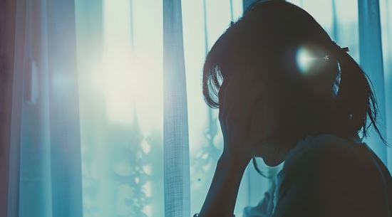 कमरे में हो रही थीं अश्लील गतिविधियां, महिला ने दरवाजा खोला तो शर्म से झुक गईं नजरें