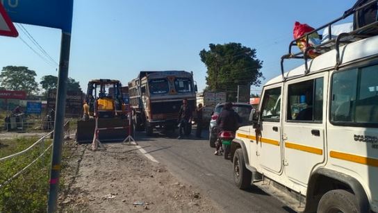 हल्द्वानी- रविवार को दिन-दोपहर सड़क खुदी तो डीएम के फरमान की छुट्टी