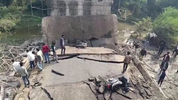 बड़ा हादसा, पिपरिया रोड पर बना नयागांव पुल भरभरा कर गिरा, 10 लोग घायल
