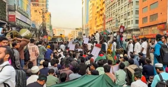 हसीना के प्रत्यर्पण को लेकर ढाका में प्रदर्शन, भारतीय दूतावास की तरफ जा रहे भीड़ को पुलिस ने रोका