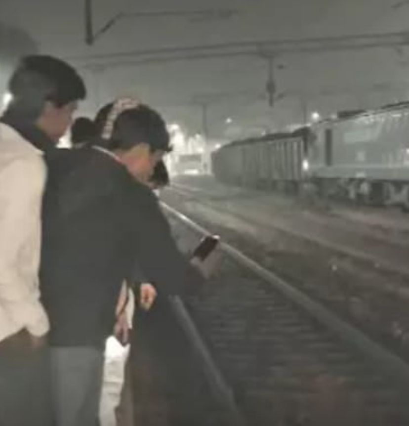 Big accident in Shahjahanpur: Five including a couple and two children killed after being hit by a train, bodies scattered on the railway track.