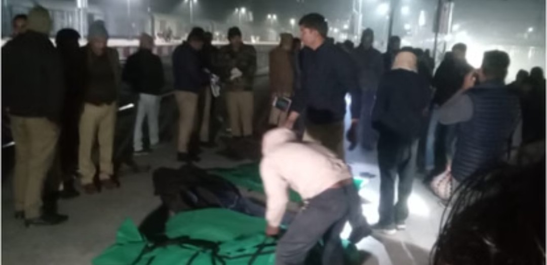 शाहजहांपुर-  बड़ा हादसा: ट्रेन से कटकर दंपती और 2 बच्चों समेत पांच की मौत, रेलवे ट्रैक पर बिखरे शव