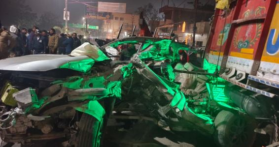 तेज रफ्तार ने ली 4 की जान: ट्रक से टकराते ही उड़े कार के परखच्चे, वाहन काटकर निकाले क्षत-विक्षत शव