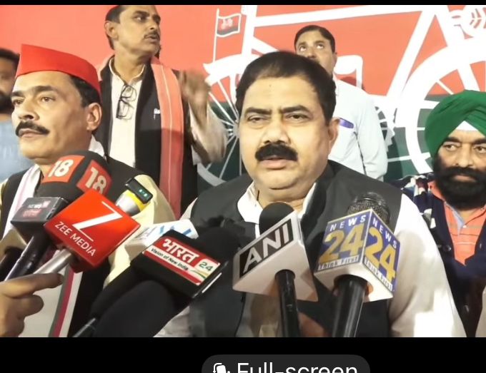 Samaajwadi Party Workers Watch on SIR Work