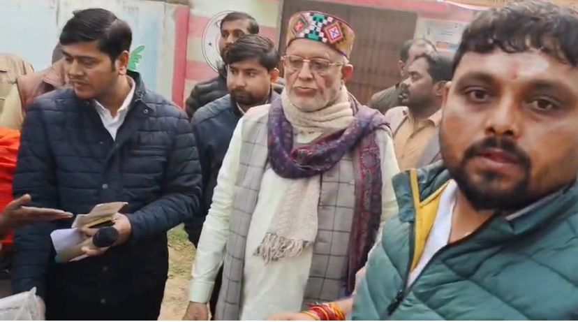 Shahjahanpur – Minister distributes blankets, to the needy