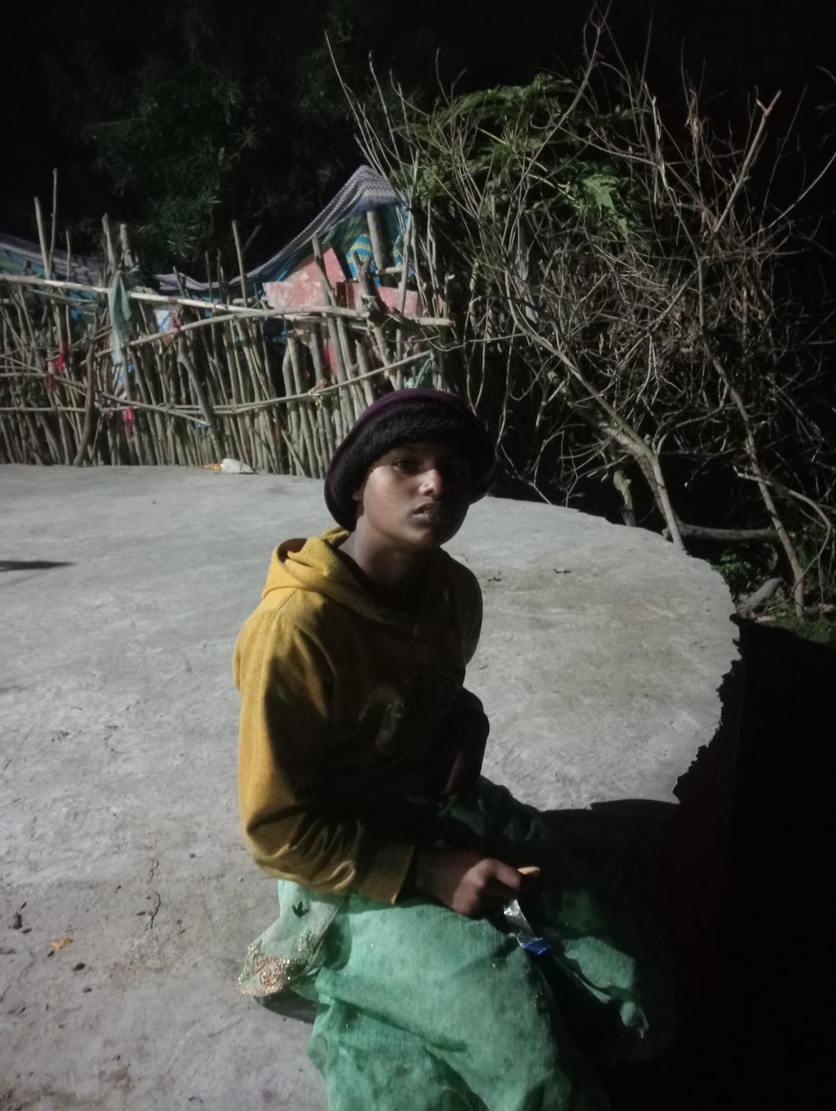 लालकुआँ: समाजसेवी मुकेश कुमार की सतर्कता के कारण नाबालिग मासूम बच्ची मिली अपने माता-पिता से 