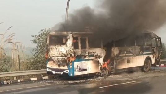 आगरा-लखनऊ एक्सप्रेसवे पर बस में लगी आग…45 यात्री थे सवार, मची चीखपुकार, खाक हो गया सारा सामान