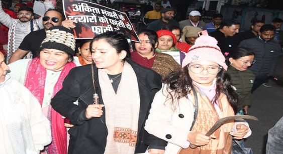 हल्द्वानी- अंकिता भंडारी हत्याकांड: दरांती लेकर सड़क पर उतरी मातृशक्ति, सीबीआई जांच की मांग