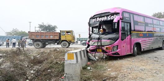 हल्द्वानी- पर्यटकों को लेकर जा रही बस से टकराया डंपर, बस क्षतिग्रस्त