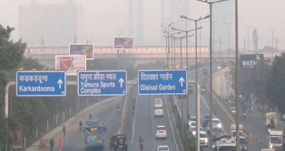 दिल्ली Pollution: सांसों पर संकट अब भी बरकरार, कई इलाकों में 400 के पार दर्ज किया गया एक्यूआई