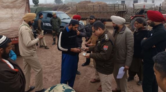 नए साल पर दहशत फैलाने साजिश:- पठानकोट के रास्ते पाक आतंकी घुसपैठ की फिराक में, सैन्य ठिकानों पर हमले का षड्यंत्र