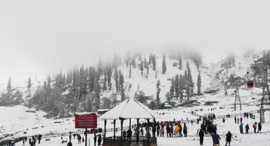 भारत के अधिकांश हिस्सों में शीतलहर, पहाड़ों पर बर्फ की चादर, दिल्ली समेत मैदानों में बढ़ रही है ठंड