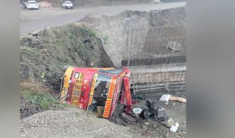 हिमाचल प्रदेश- नम्होल के पास बस खाई में गिरी, चालक-परिचालक सहित चार घायल