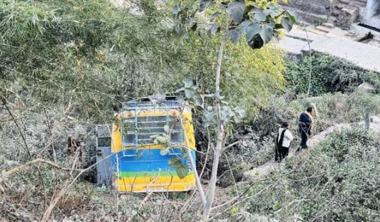 हिमाचल- बिना ड्राइवर अचानक चलने लगी यात्रियों से भरी बस, खाई में गिरी, मची चीख-पुकार