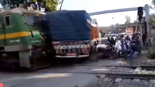 झारखंड: जसीडीह में रेलवे फाटक पर हादसा, ट्रेन और ट्रक की टक्कर, एक शख्स घायल