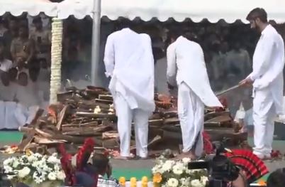 अजीत पवार का अंतिम संस्कार-  पंचतत्व में विलीन हुए अजित पवार, बेटों ने दी मुखाग्नि, उमड़ा जनसैलाब