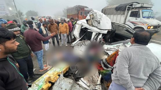 MP- ग्वालियर में भीषण हादसा, कोहरे के बीच ट्रक ने कार को मारी टक्कर, एक ही परिवार के 4 लोगों की मौत
