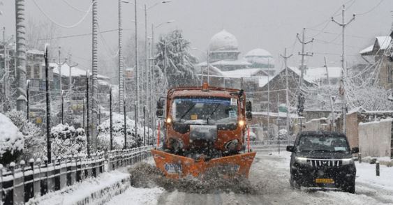 पहाड़ों पर बर्फ- मैदानों में बारिश: जम्मू-कश्मीर में मौसम ने बदला मिजाज, स्कूल और सड़कें बंद,रद्द हुई 20 उड़ानें
