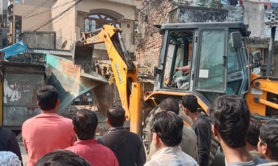 लखीमपुर खीरी- बच्ची से अश्लील हरकत पर भड़का आक्रोश, आरोपी गिरफ्तार, दुकान पर चला बुलडोजर